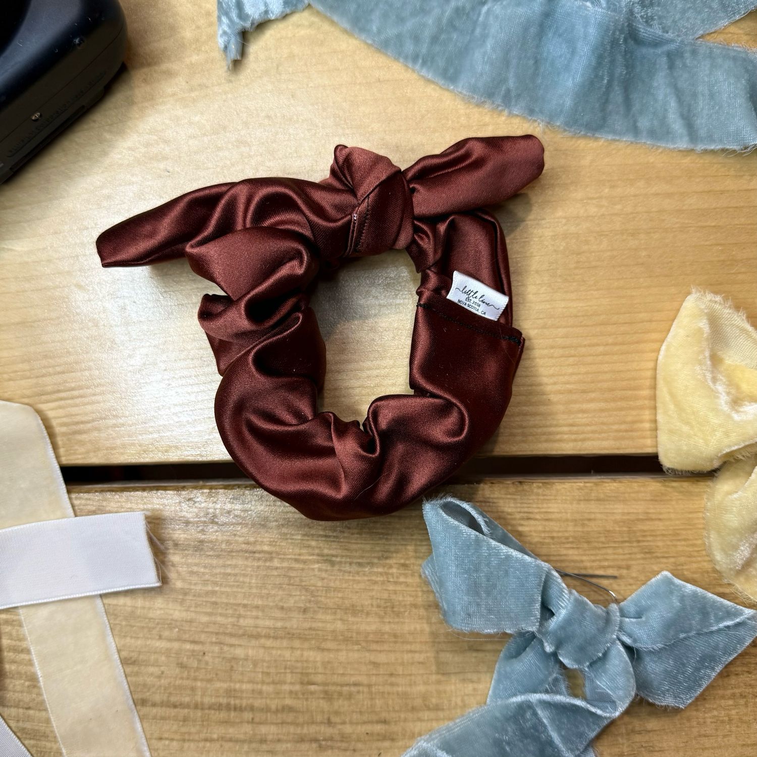BRICK KNOTTED SCRUNCHIE