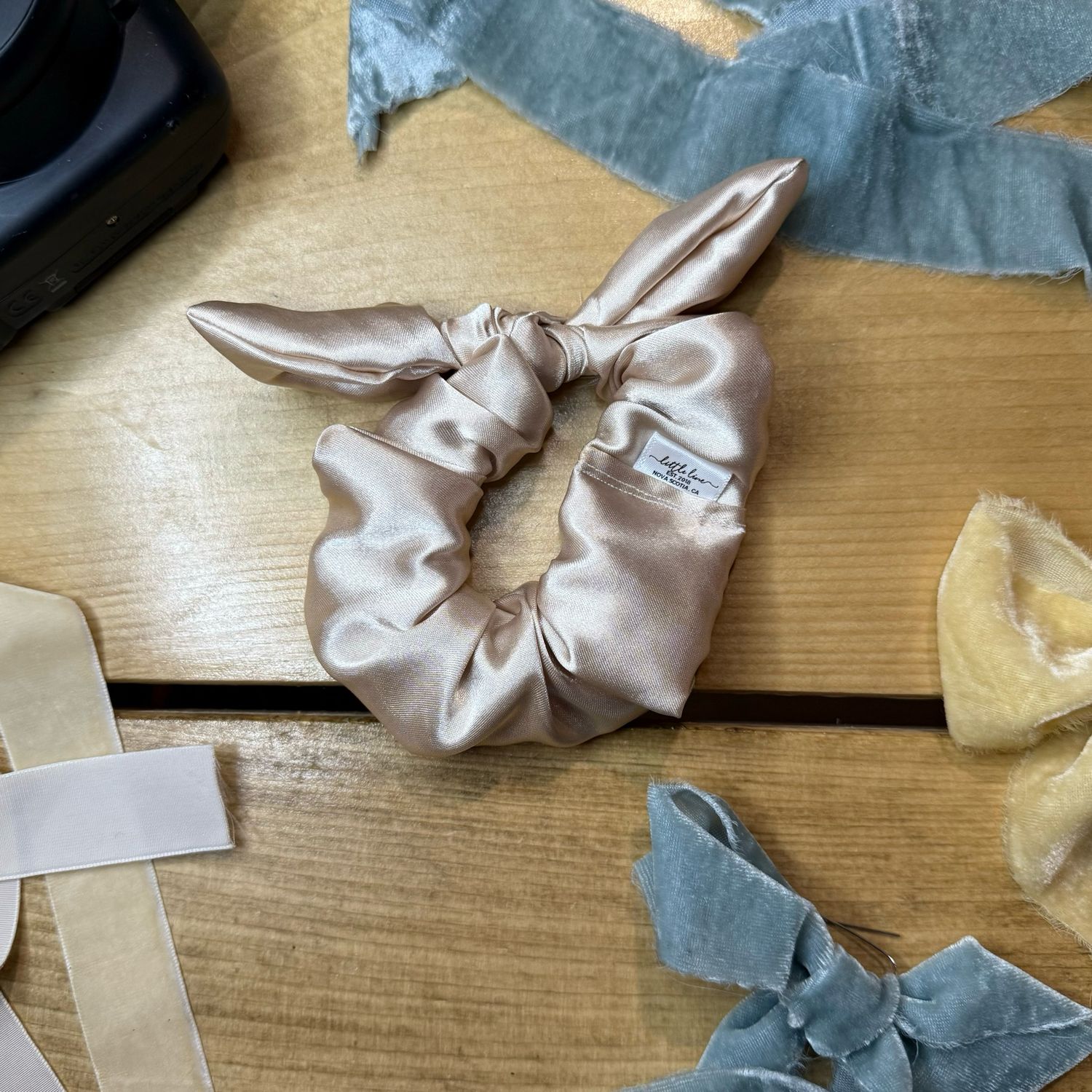 BLUSH KNOTTED SCRUNCHIE