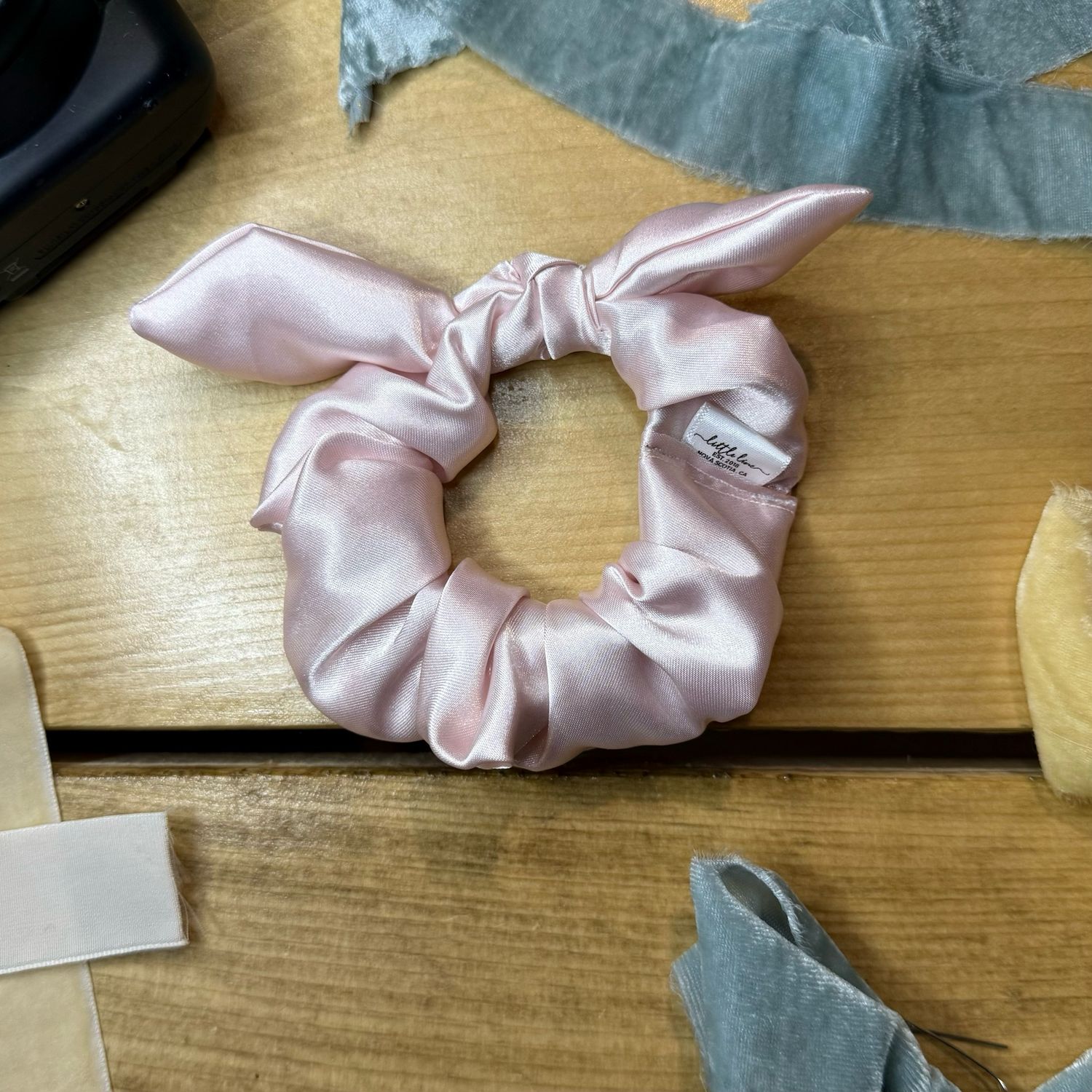 BLOSSOM KNOTTED SCRUNCHIE