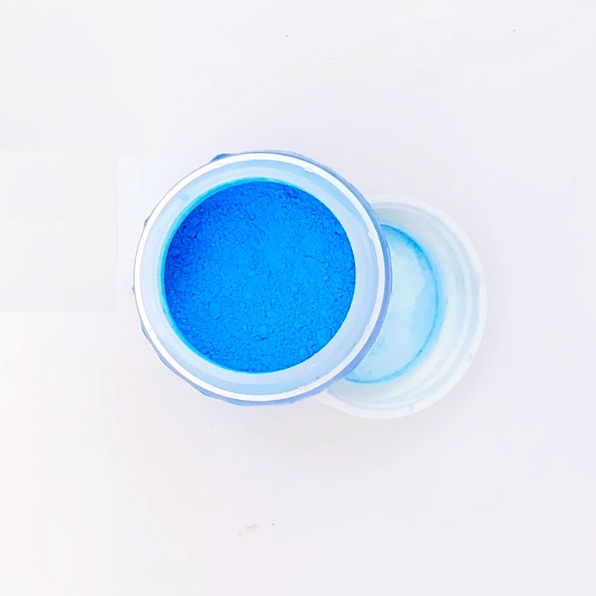 кандурин "синяя" 5 гр. 03-0057 пыльца голубая. синий пищевой краситель. кандурин голубой блеск. черный фон с синими точками.