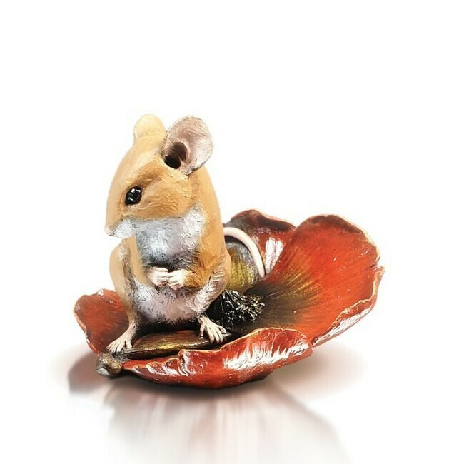 Mouse with Poppy