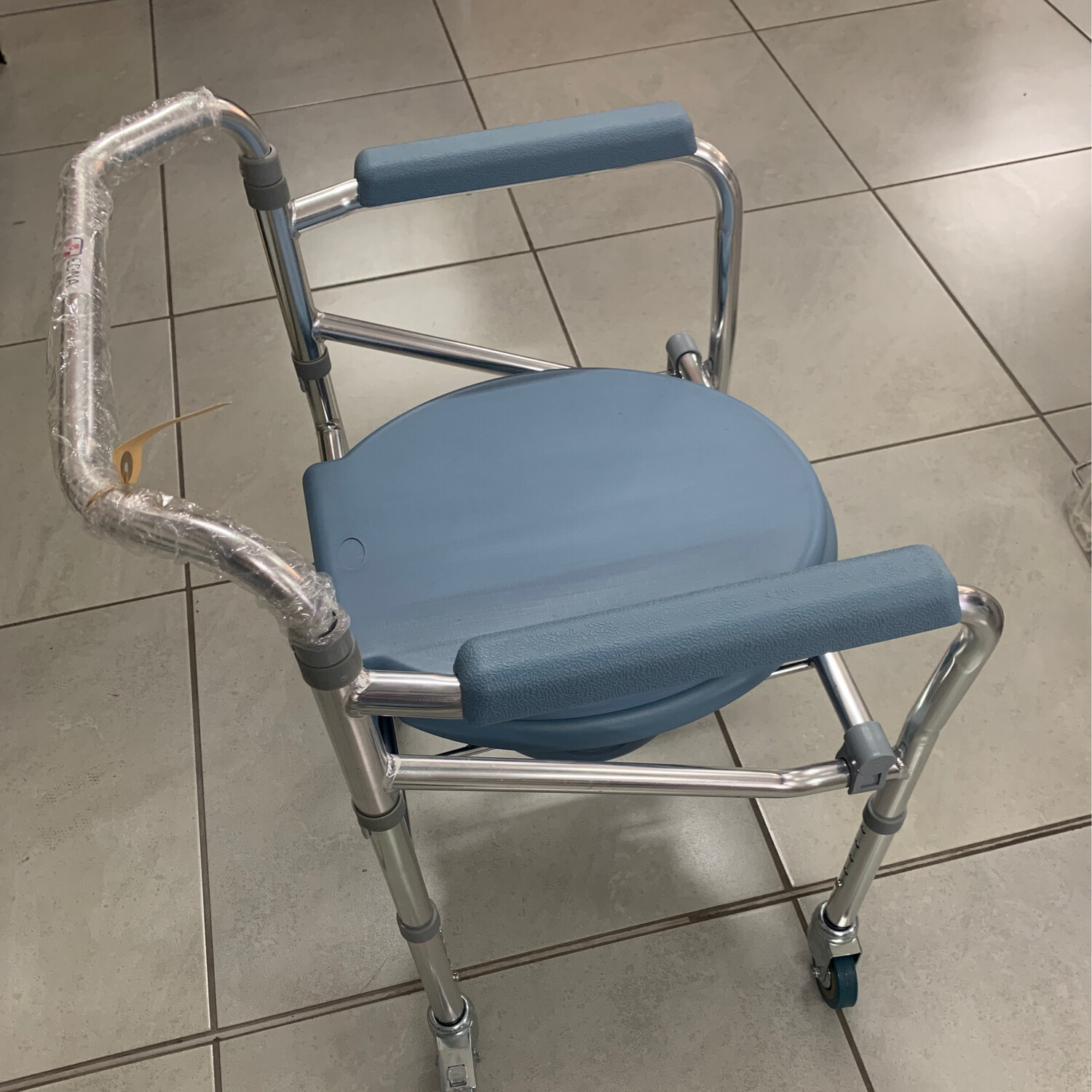 Commode chair with wheels