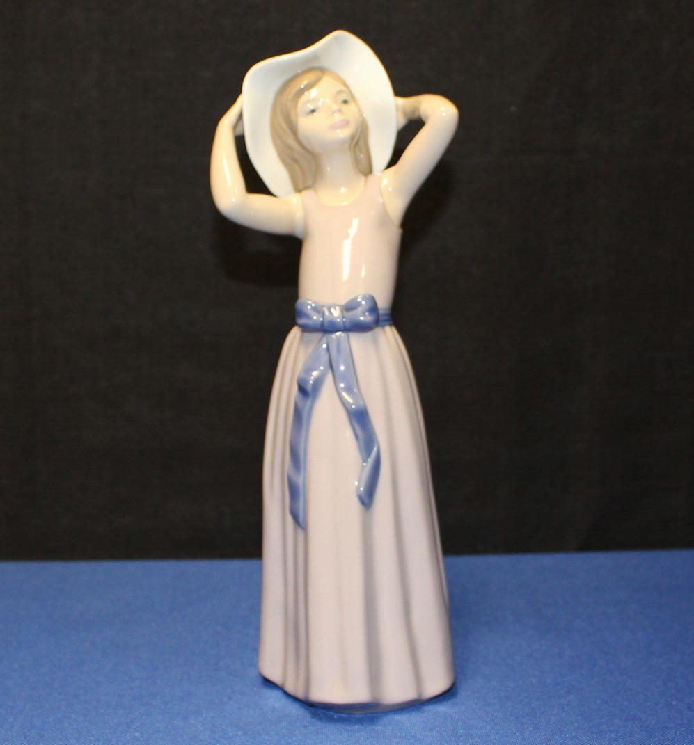 Lladro Porcelain 10” Coy Girl Figurine #5011 Purple Dress w/ Brim Hat