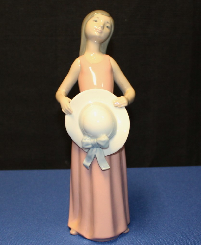 Lladro The Dreamer Girl with Hat 9.75" Figurine #5008