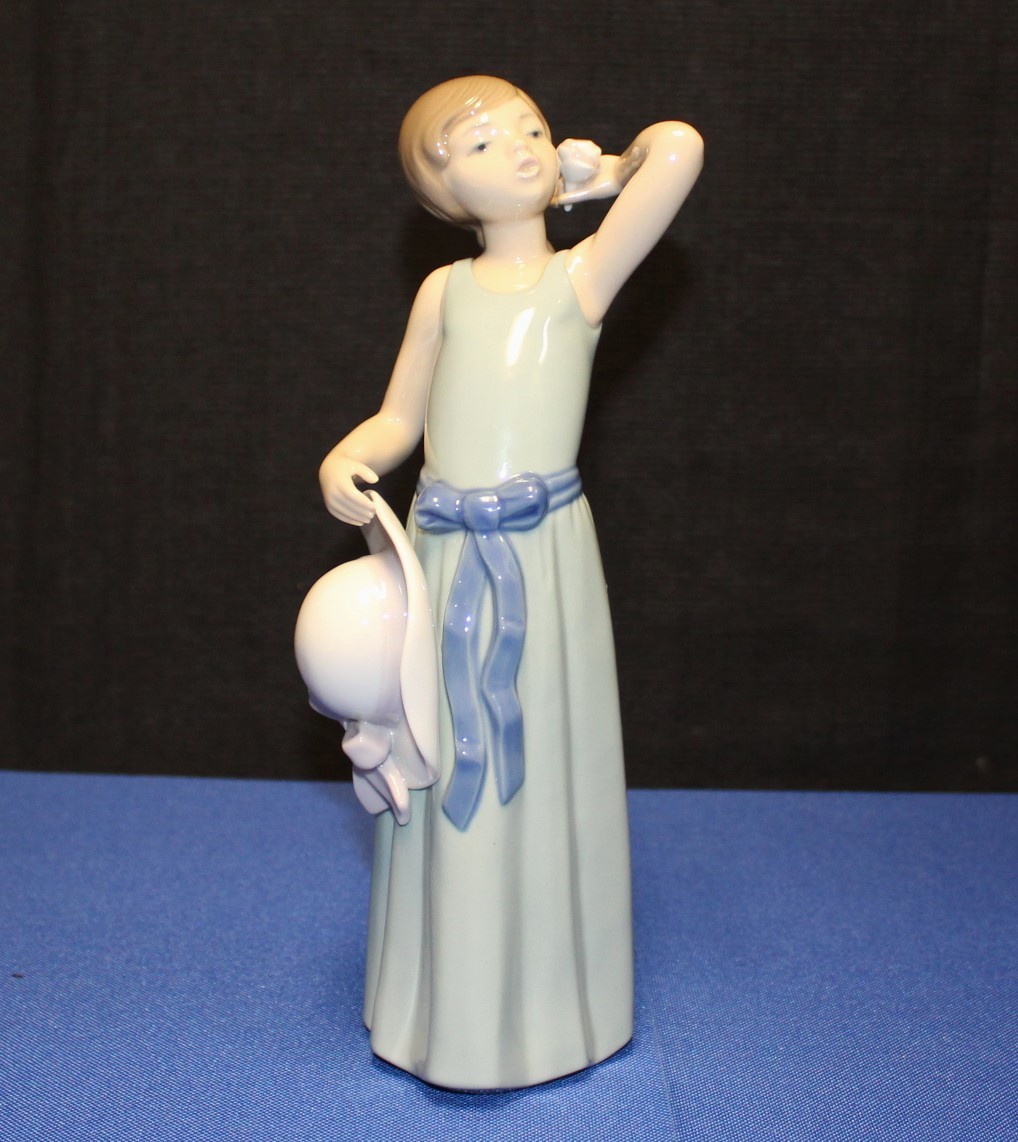 Lladro Prissy Coiffure Sun Hat Girl Porcelain Figurine #5010