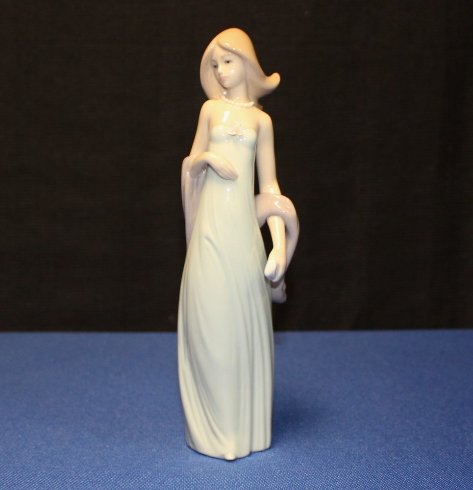 Lladro Ingenue Elegant Lady in Evening Gown w/ Pearls Porcelain Figurine #5487