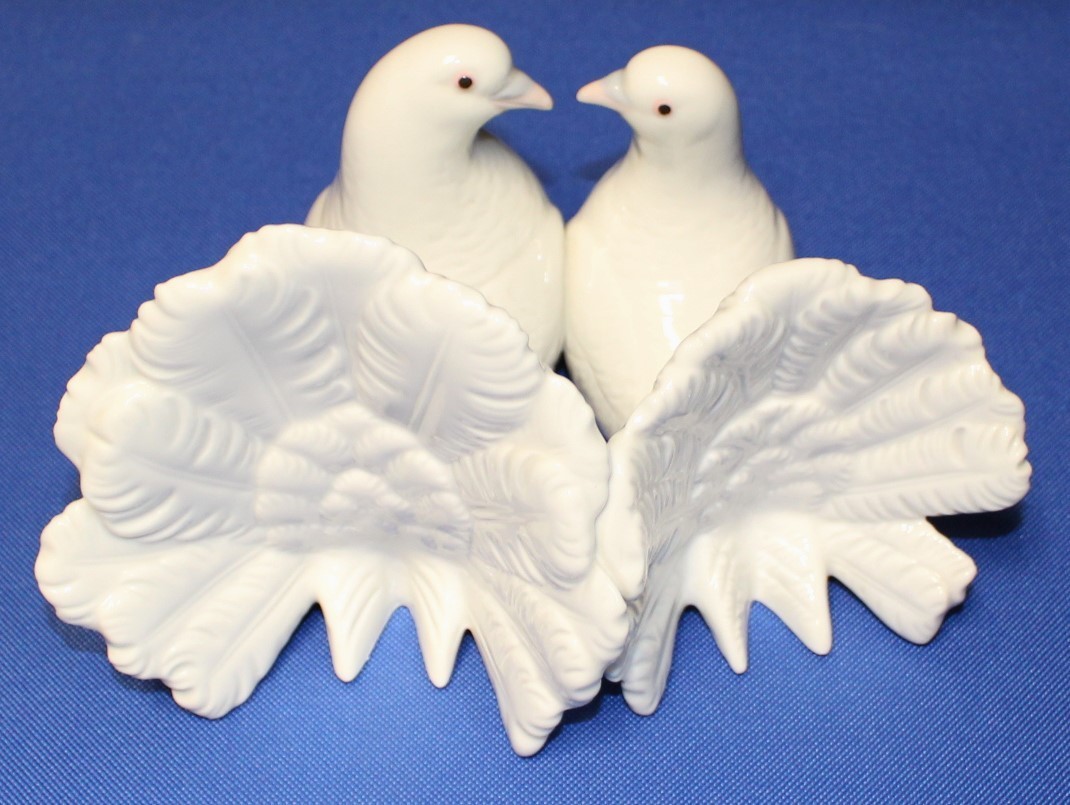 Lladro Couple of Doves 2 White Birds Kissing Porcelain Figurine #1169