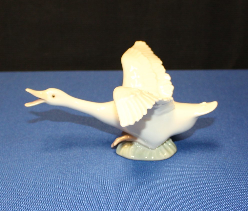 Lladro Goose Taking Flight w/ Open Wings Porcelain Figurine #1264