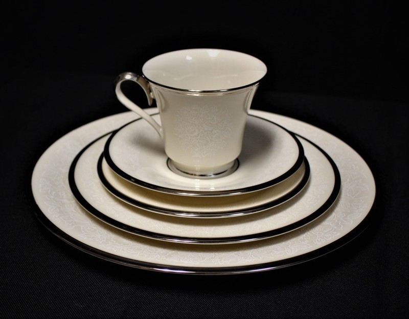 Lenox MOONSPUN Ivory Bone China with Platinum Trim 5-Piece Place Setting
