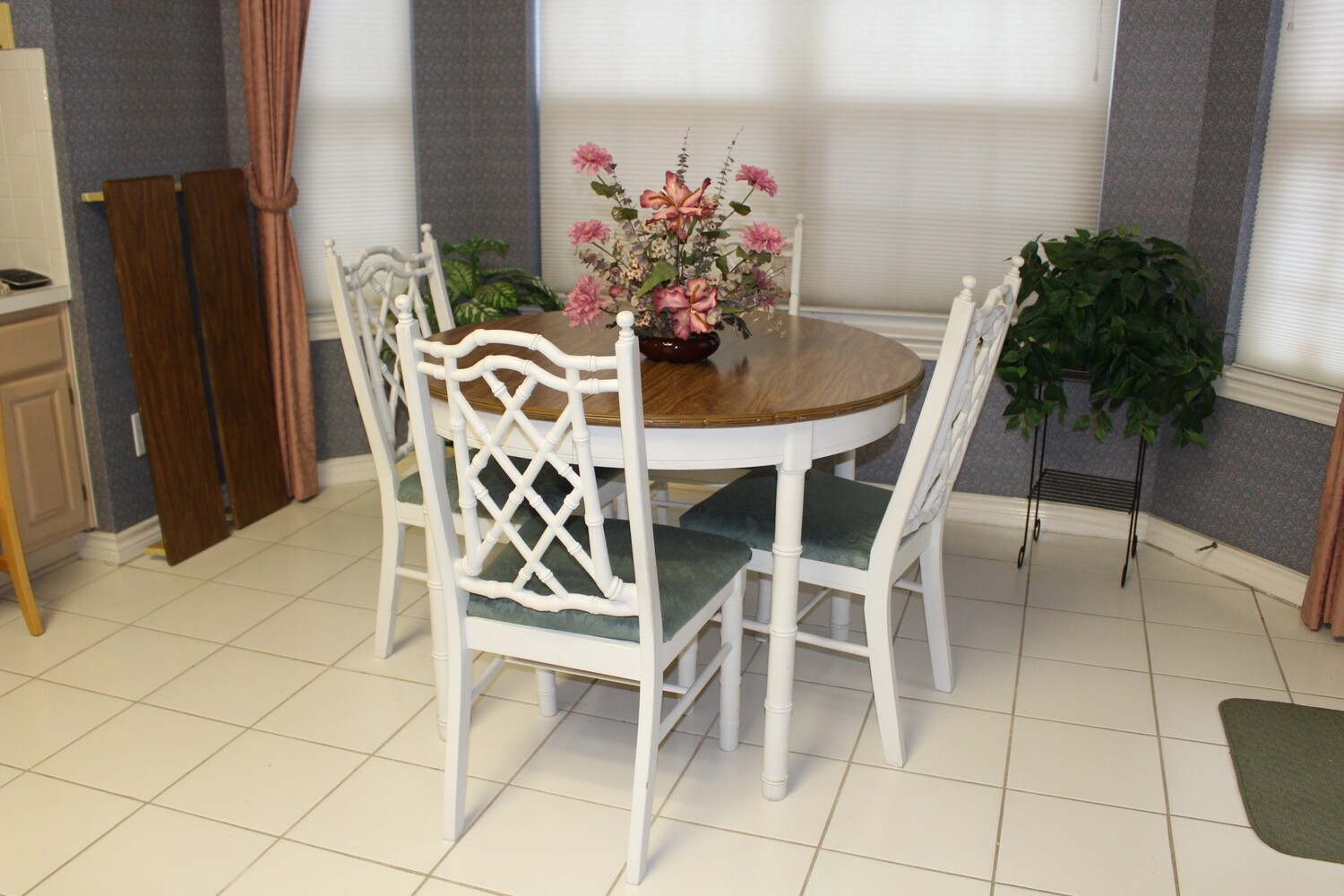 Shabby Chic Bamboo Kitchen Table w/ 2 Leaves & 4 Chairs