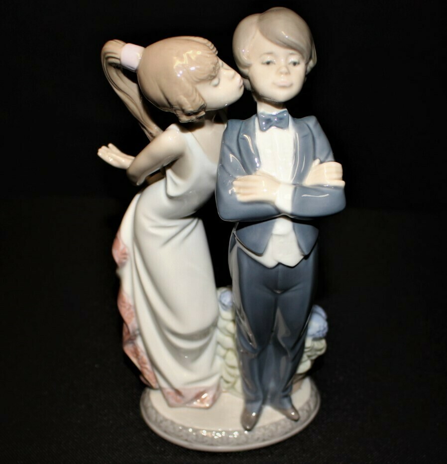 Lladro Let&#39;s Make Up Girl Kissing Boy Porcelain Gloss Finish Figurine No. 5555