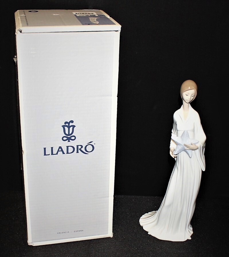 LLadro Beginning and End Porcelain Girl Figurine with Starfish 6378, Mint in Box
