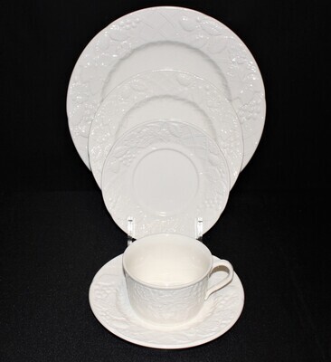 Mikasa English Countryside 5-Piece Place Setting (Dinner-Salad-Bread-Cup-Saucer)