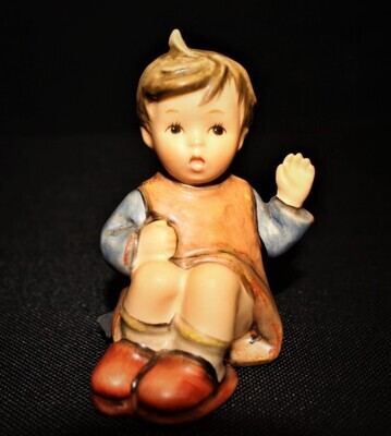 Goebel Hummel Hallo I'm Here Seated Girl Waving Porcelain Figurine #478, TMK6