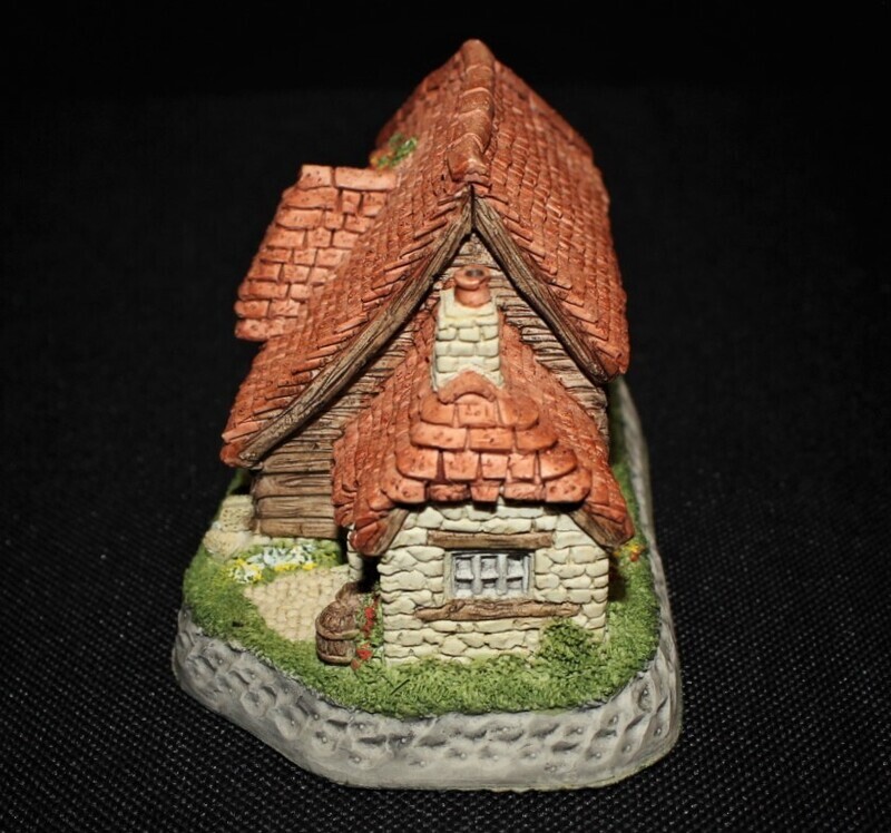 David Winter Cottage "Harvest Barn" OCTOBER British Traditions in Box with COA