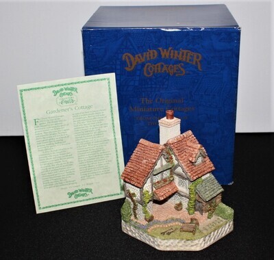 David Winter 1995 Gardener's Cottage Collectors Guild in Box with COA
