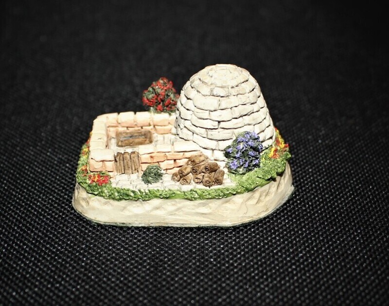 David Winter "Welsh Pig Pen" 1991 Cameos Collection in Box with COA