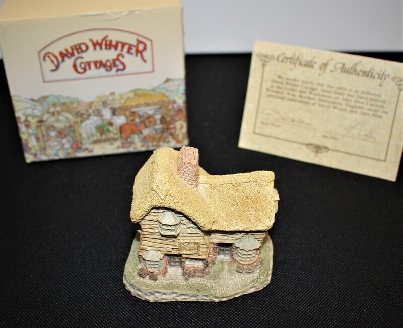 David Winter &quot;The Village Shop&quot; 1982 Center of the Village in Box with COA