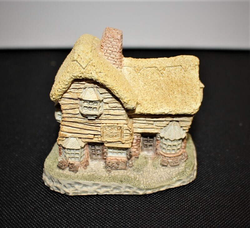 David Winter "The Village Shop" 1982 Center of the Village in Box with COA