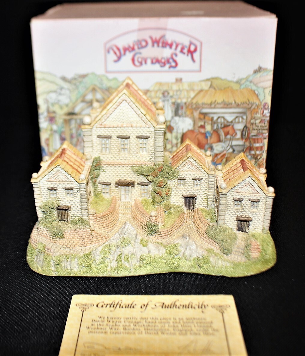 David Winter Alms Houses Cottage 1983 Main Collection in Box with COA