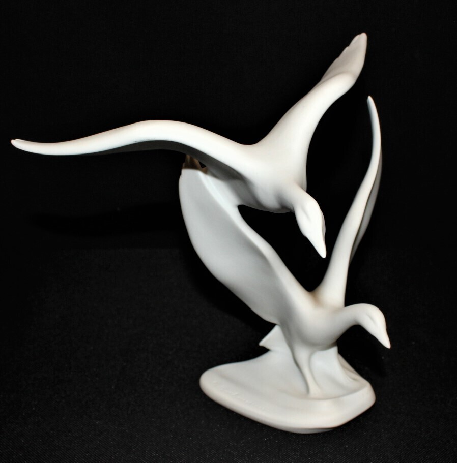 Kaiser 2 Geese in Flight White Bisque Porcelain Figurine Sculpture by G. Bochmann, 487