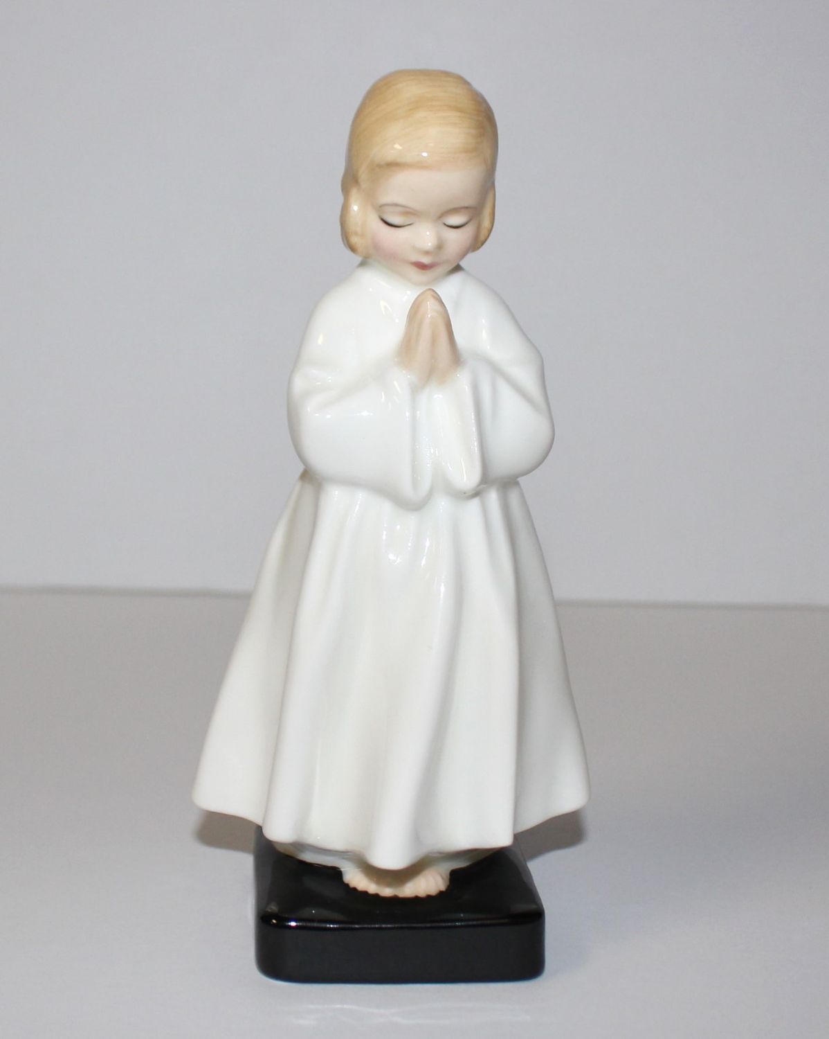 Royal Doulton Figurine – &quot;Bedtime&quot; HN 1978 – Praying Girl – 5.75&quot; Tall