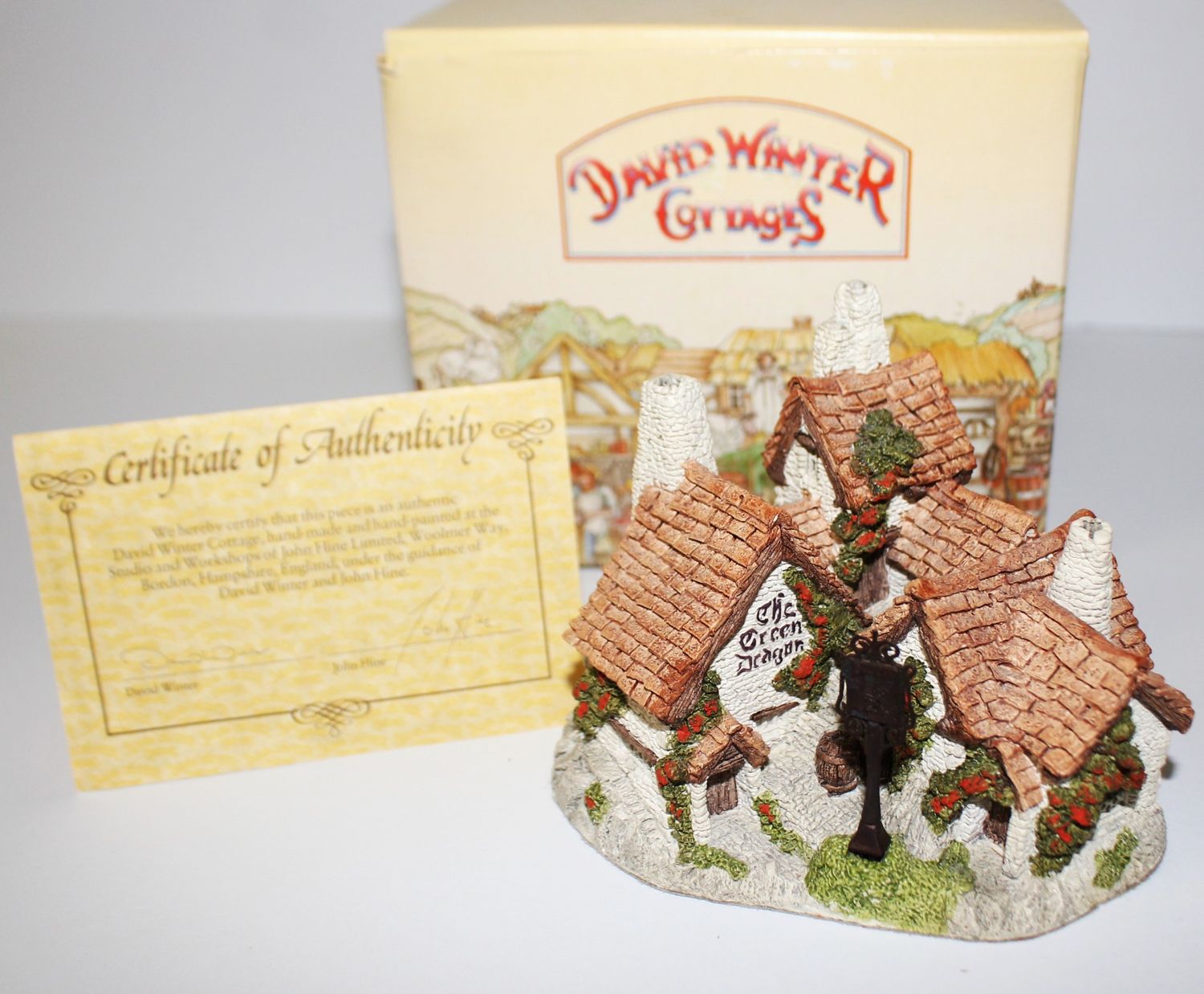 David Winter &quot;Green Dragon Pub&quot; 1983 Center of Village in Box with Sign and COA