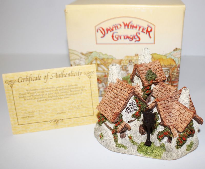 David Winter &quot;Green Dragon Pub&quot; 1983 Center of Village in Box with Sign and COA