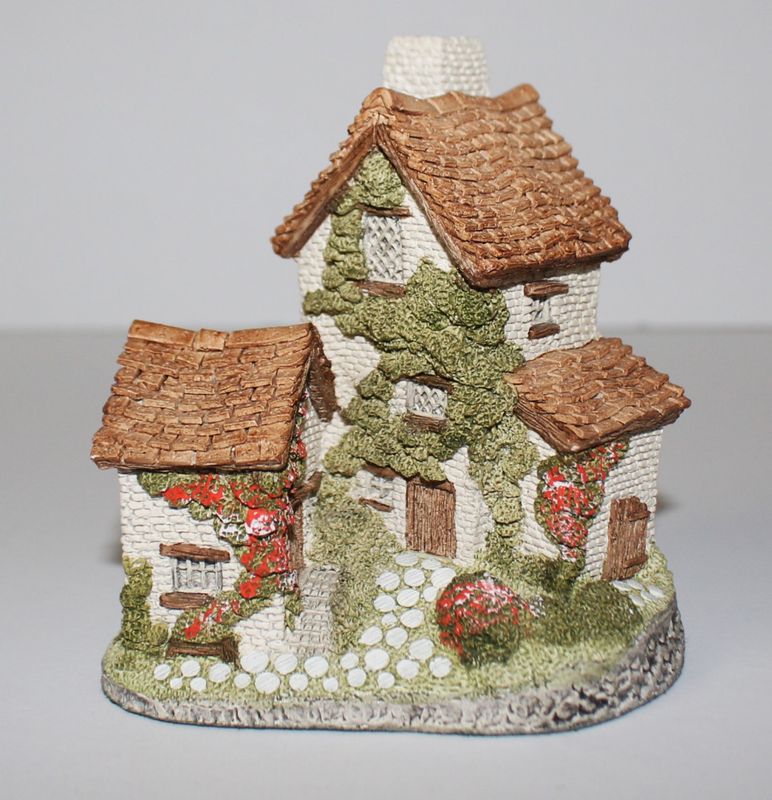David Winter "Ivy Cottage" 1982 At the Center of the Village in Box with COA