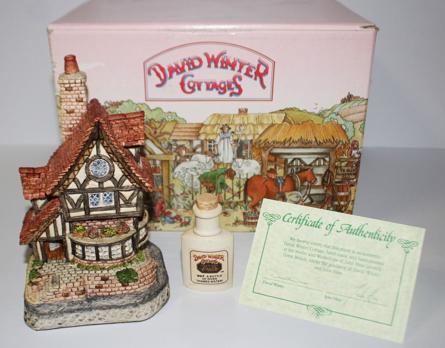 David Winter Thameside Cottage 1992 Collectors Guild Scene in Box with COA