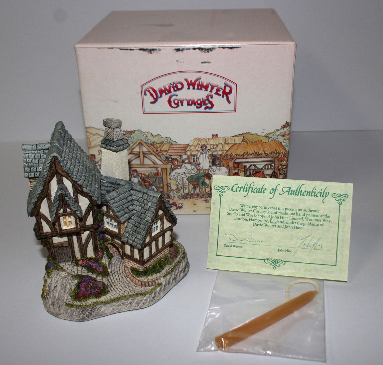 David Winter Candlemaker&#39;s Cottage 1991 Collectors Guild Scene in Box with COA