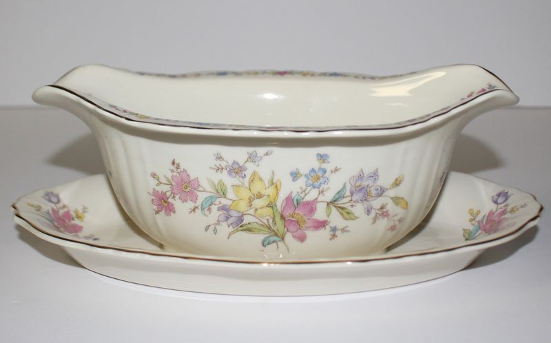 SYRACUSE “Briarcliff” Federal Shape Gravy Boat with Attached Underplate