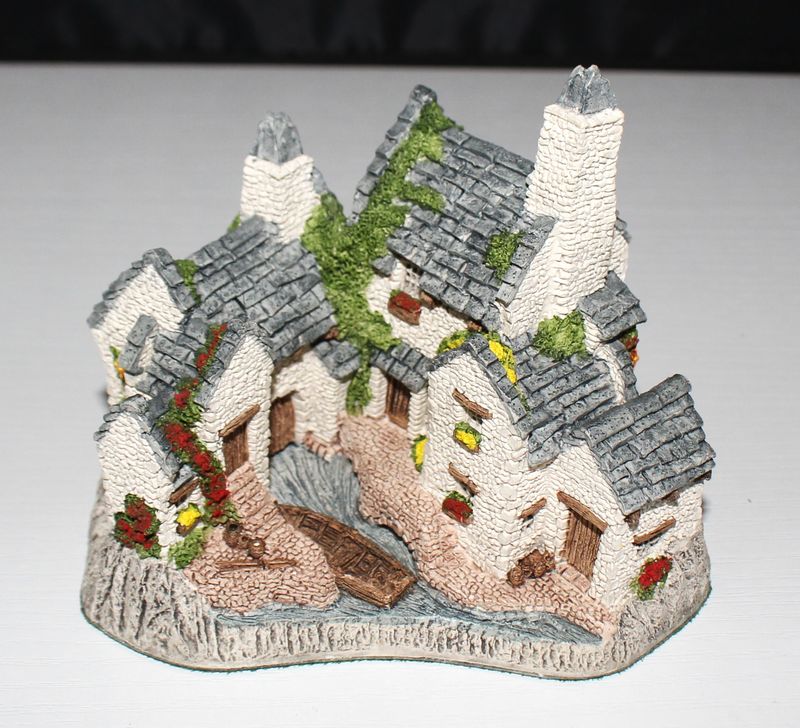 David Winter Cottage "Fisherman's Wharf" 1983 Country Collection in Box with COA
