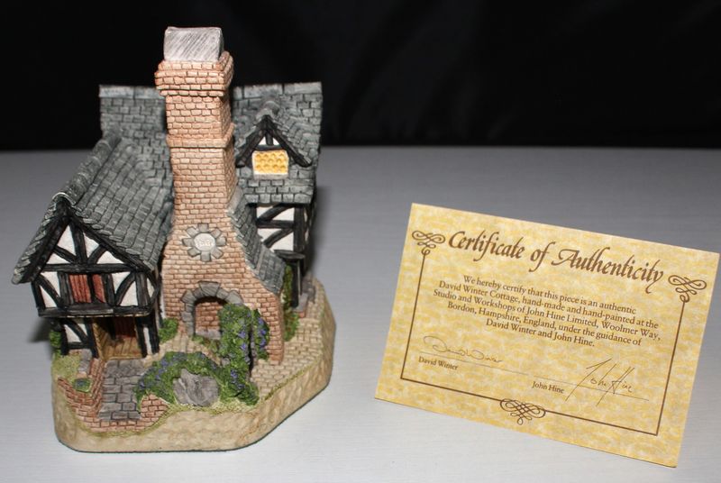 David Winter Cottage "Inglenook" 1991 Main Collection in Box with COA