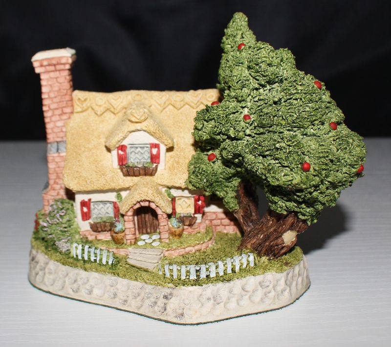 David Winter Cottage "Sweetheart Haven" 1994 Celebration in Box with COA