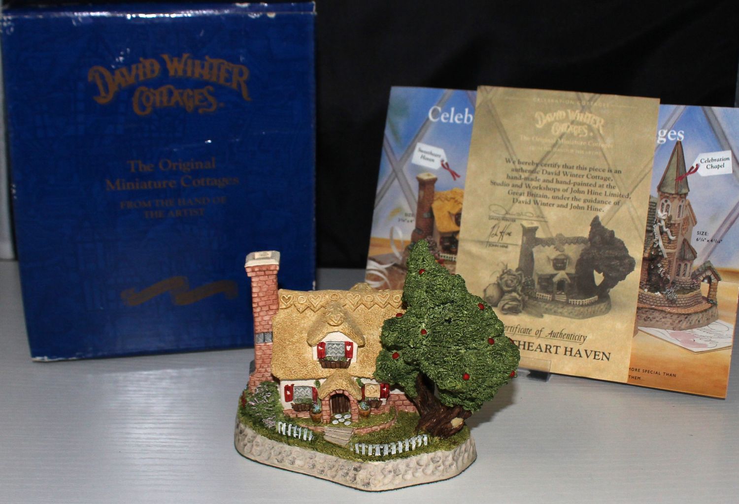 David Winter Cottage &quot;Sweetheart Haven&quot; 1994 Celebration in Box with COA