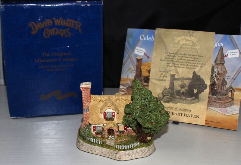 David Winter Cottage "Sweetheart Haven" 1994 Celebration in Box with COA
