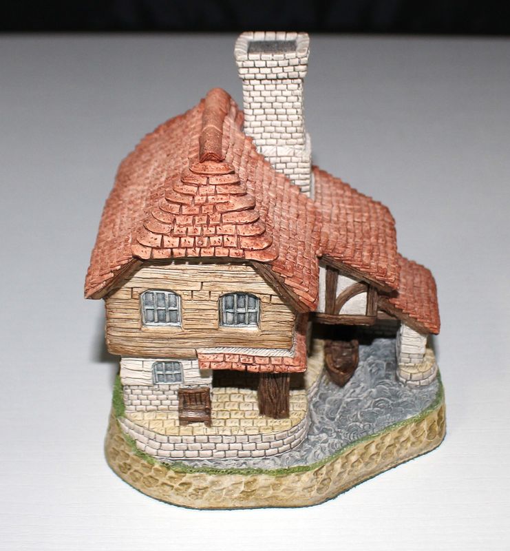 David Winter "The Boat House" MARCH British Traditions in Original Box with COA