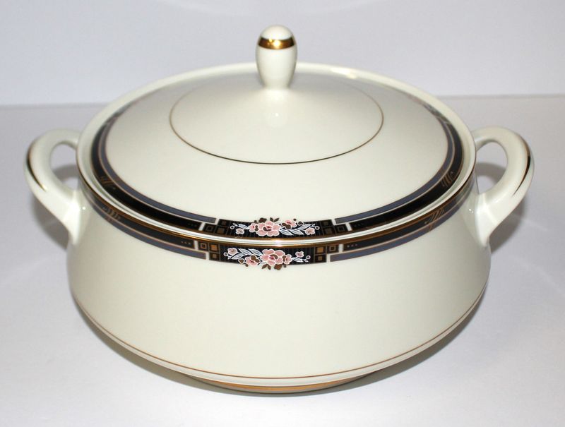 MIKASA Florisse Black L2841 Fine China 7&quot; Round Covered Vegetable Bowl with Lid