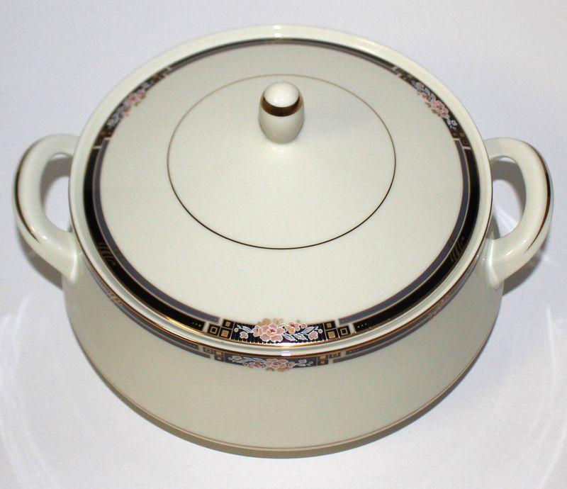 MIKASA Florisse Black L2841 Fine China 7" Round Covered Vegetable Bowl with Lid
