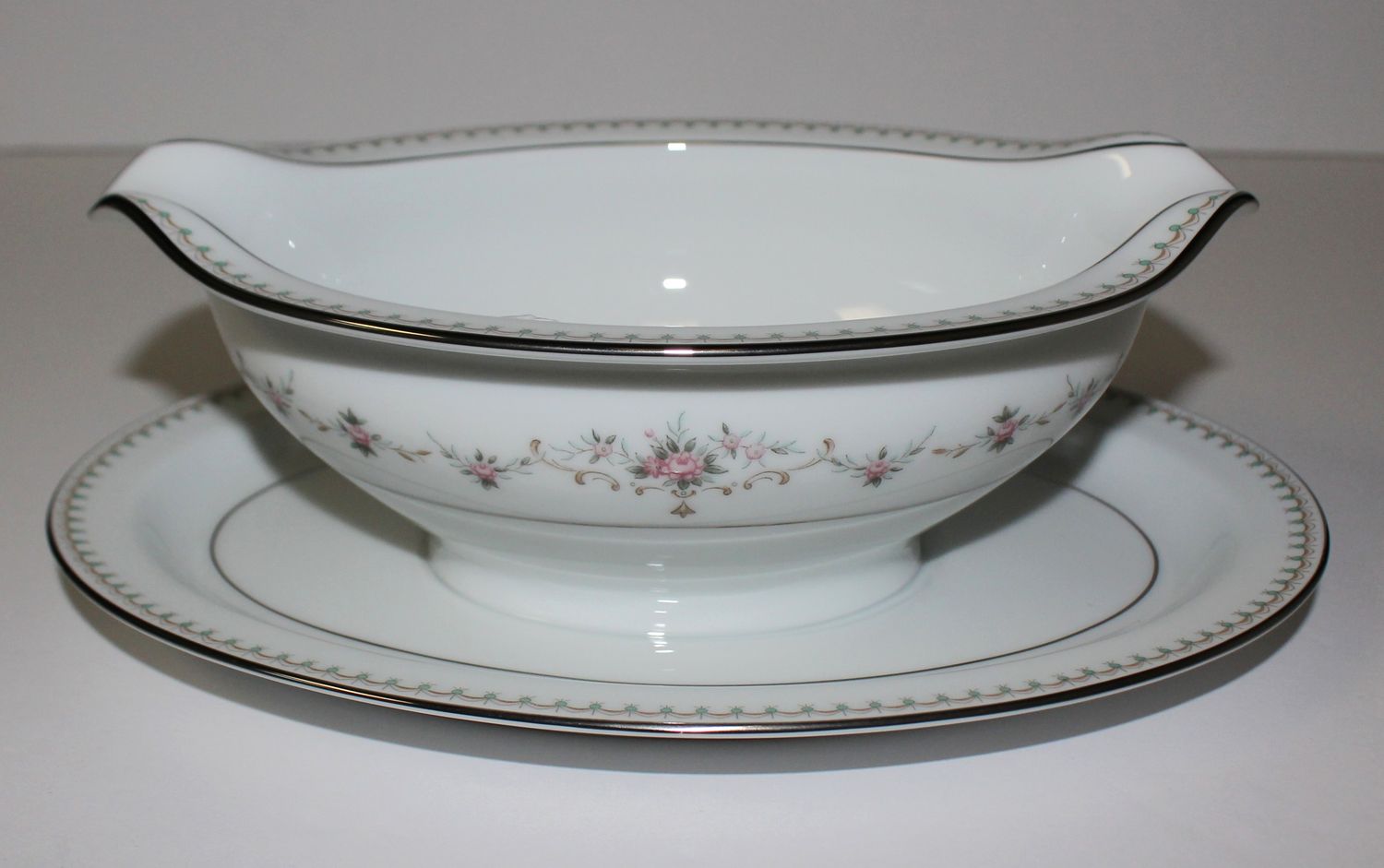 Noritake Fairmont 6102 Platinum Trim Gravy (Sauce) Boat with Attached Underplate