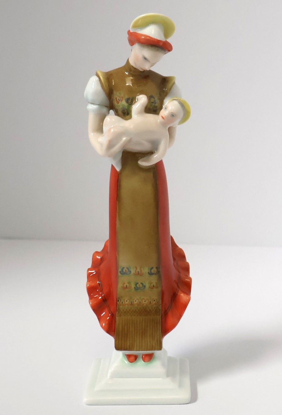 HEREND Hungary Peasant Madonna with Child 7” Fine Porcelain Figurine 5521