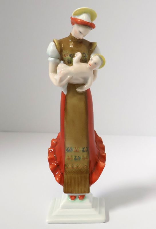 HEREND Hungary Peasant Madonna with Child 7” Fine Porcelain Figurine 5521