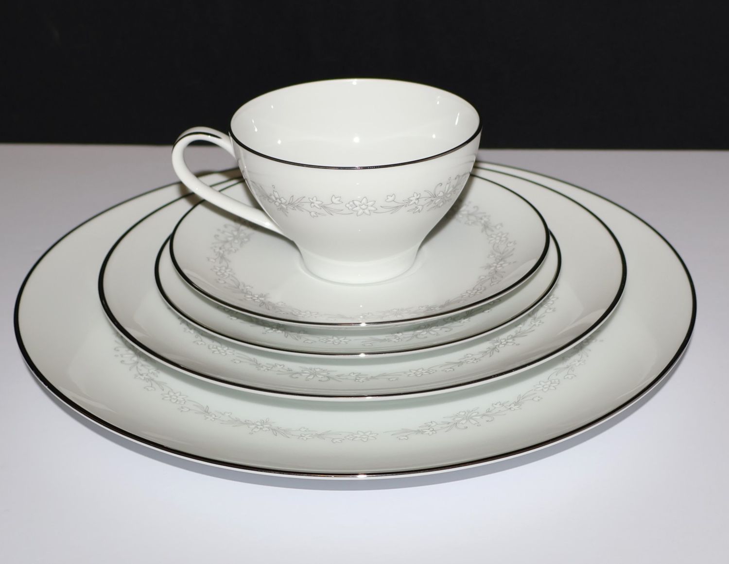 Noritake AMY 2154 White Flowers Porcelain 5-Piece Place Setting, Japan