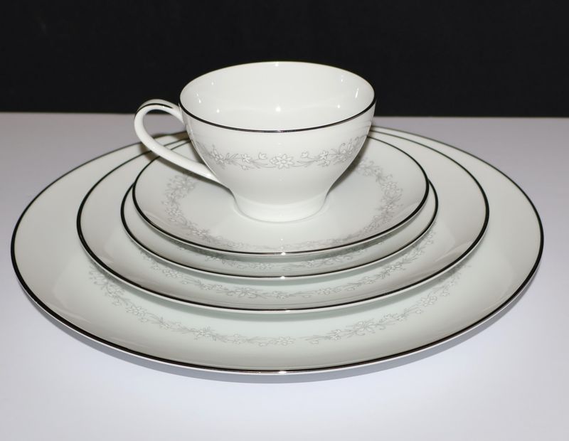 Noritake AMY 2154 White Flowers Porcelain 5-Piece Place Setting, Japan