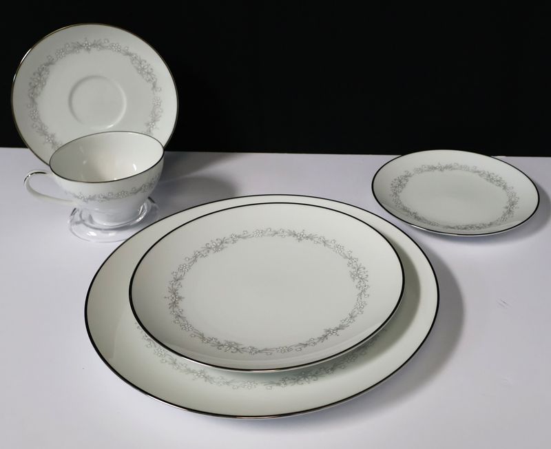 Noritake AMY 2154 White Flowers Porcelain 5-Piece Place Setting, Japan