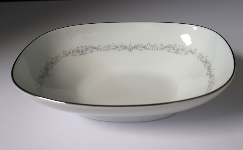 Noritake AMY 2154 White Flowers 9 7/8&quot; Oval Vegetable Bowl, Japan