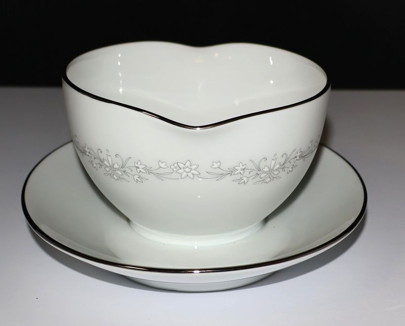 Noritake AMY 2154 White Flowers Gravy Boat with Attached Underplate, Japan