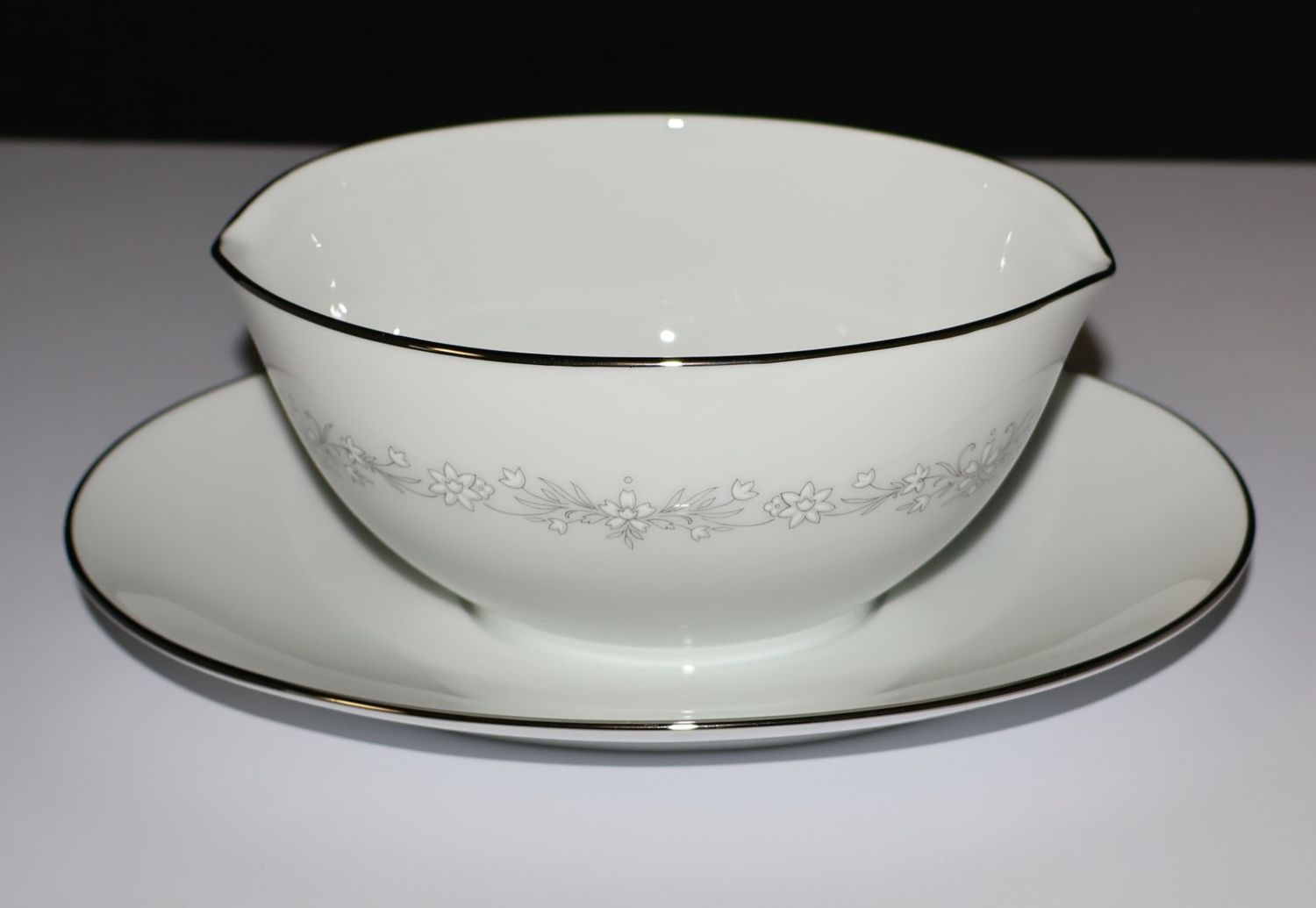 Noritake AMY 2154 White Flowers Gravy Boat with Attached Underplate, Japan