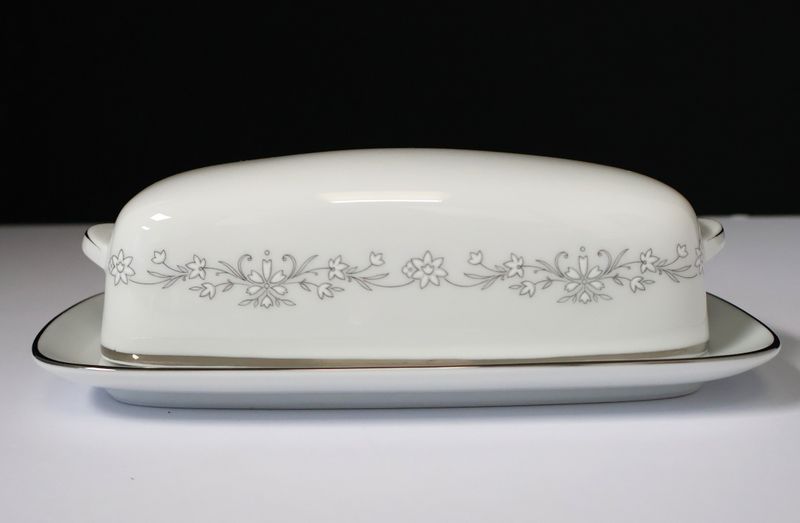 Noritake AMY 2154 White Flowers Covered Butter Dish, Japan